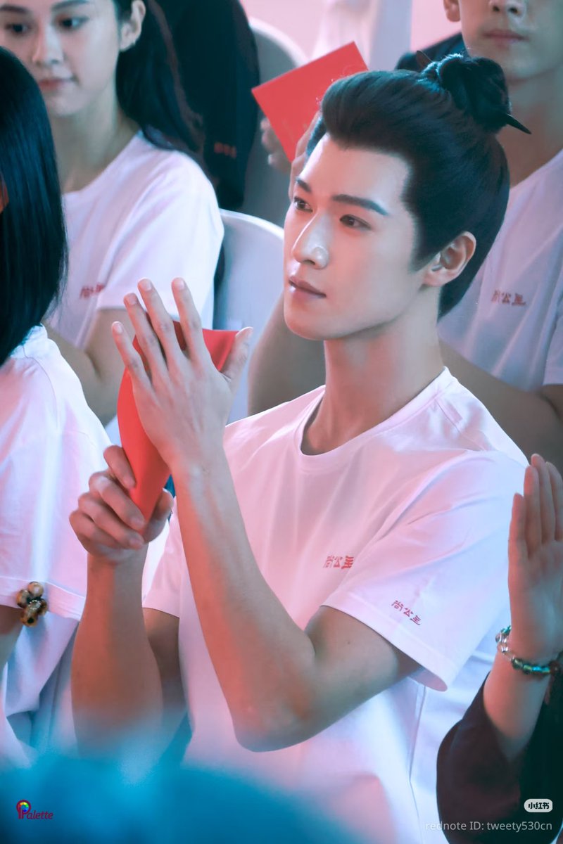 เสี่ยวหลินละมุนมากก ❤️
บทบัณฑิตหนุ่มนามว่าเหยียนซ่าง
อนาคตท่านอัครเสนาบดี
รับบัตรต่อแถวเข้าจวนกันได้แล้ววันนี้ค่ะ 😆

#LiYunrui​ #หลี่อวิ๋นรุ่ย #李昀锐
#TigersSniffTheRose #尚公主
cr. It's Palette