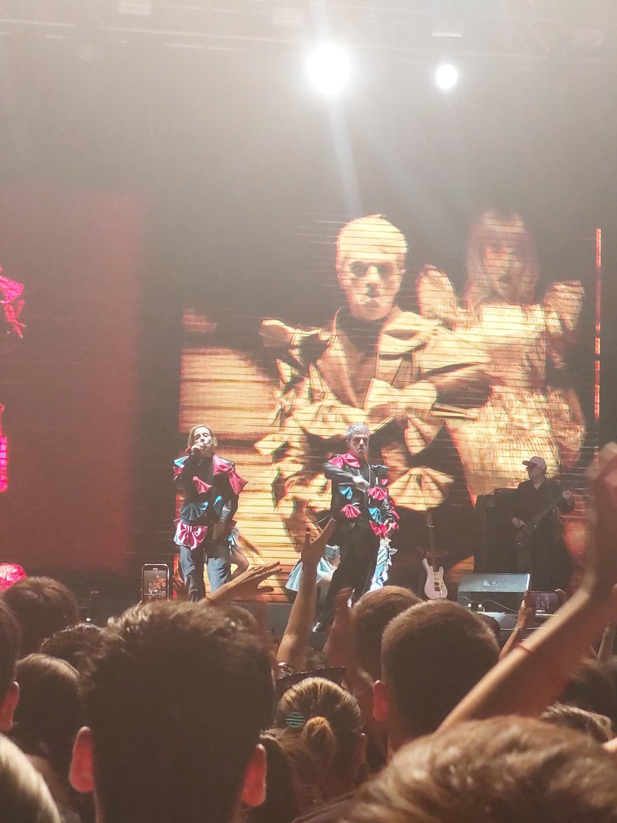 Ale Sergi envejece como el vino, cada vez más husdband material. 
PISAME ALE 

PS.una linea menos para Juli, más dura qué Martin Cirio con cara de muñeca mala. Mm