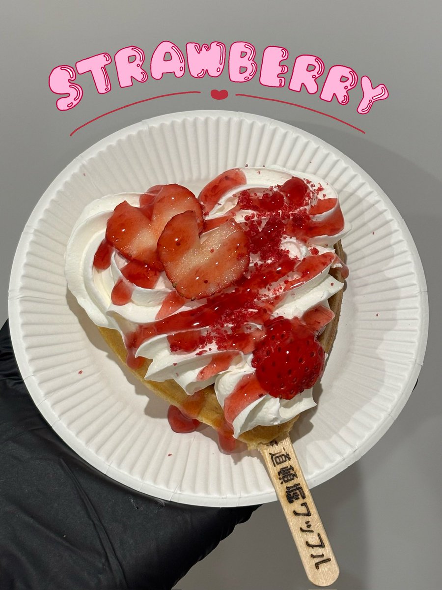 osakawffle's tweet photo. 本日紹介するのは、
ストロベリー ハートバー🍓🤍

ハート型の可愛いいちごに、甘酸っぱいラズベリークランチとストロベリーソースがかかった商品です😻

是非1度お試しください😌🍀

#道頓堀スイーツ #大阪関西万博 #大阪スイーツ #大阪グルメ #なんば食べ歩き #なんばカフェ https://t.co/6dm1LrSf5G