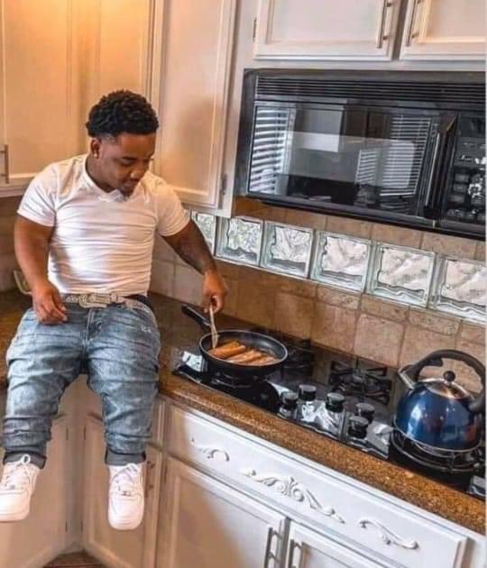 ihyomeo's tweet image. how mfs under 5’9 be cooking
