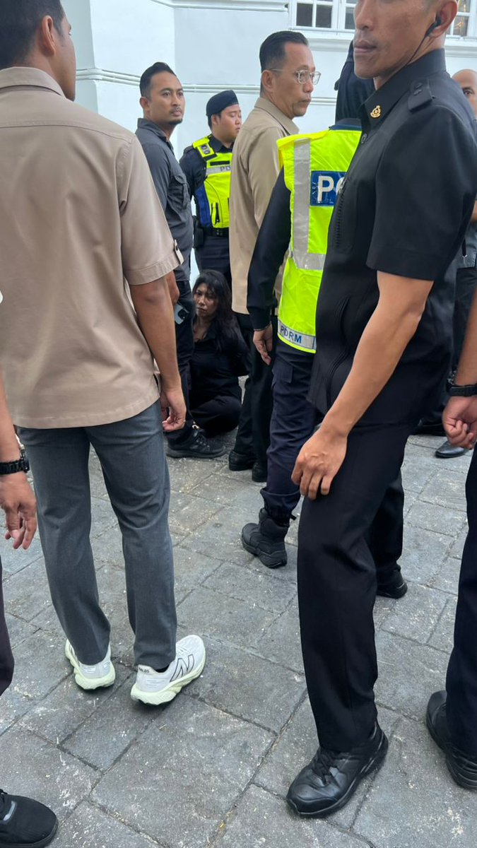IzzyWafi's tweet photo. Semoga semuanya baik2 je. Terkejut dapat berita Sultan Perak kene serang atas pentas tadi. https://t.co/l5xsNPYgpc