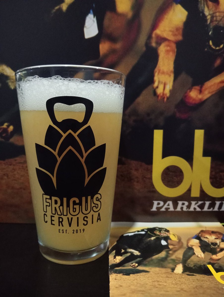 Sigue el #CebadaYVinyl con Nuevas Raices Misma Esencia de Rey Árbol una DDH Doble IPA Brumosa con fuertes y atascados 8%

Parklife de <a href="/blurofficial/">blur</a> 1994

#Frigus #beer #cerveza #craftbeer #beerme #beertime #beerlover #BrothelHB #vinylrecords #vinylcollection #drinkbeer #bier
