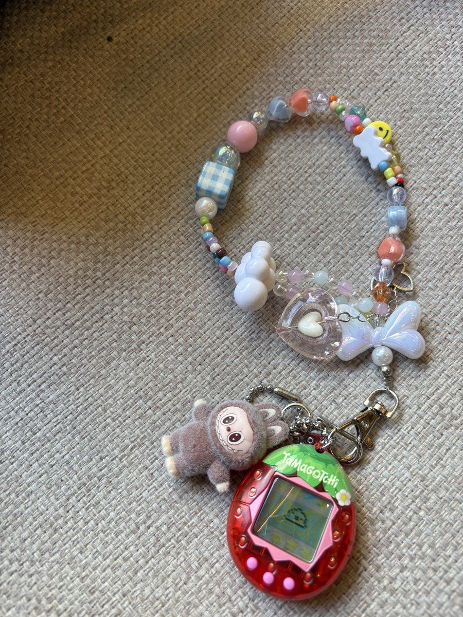 お子様と約束していたキー君たまごっちが売切れてしまったので通常版を先日購入。
私が高校生のとき流行ったおもちゃを現代のお子様が遊ぶとは…エモいね。