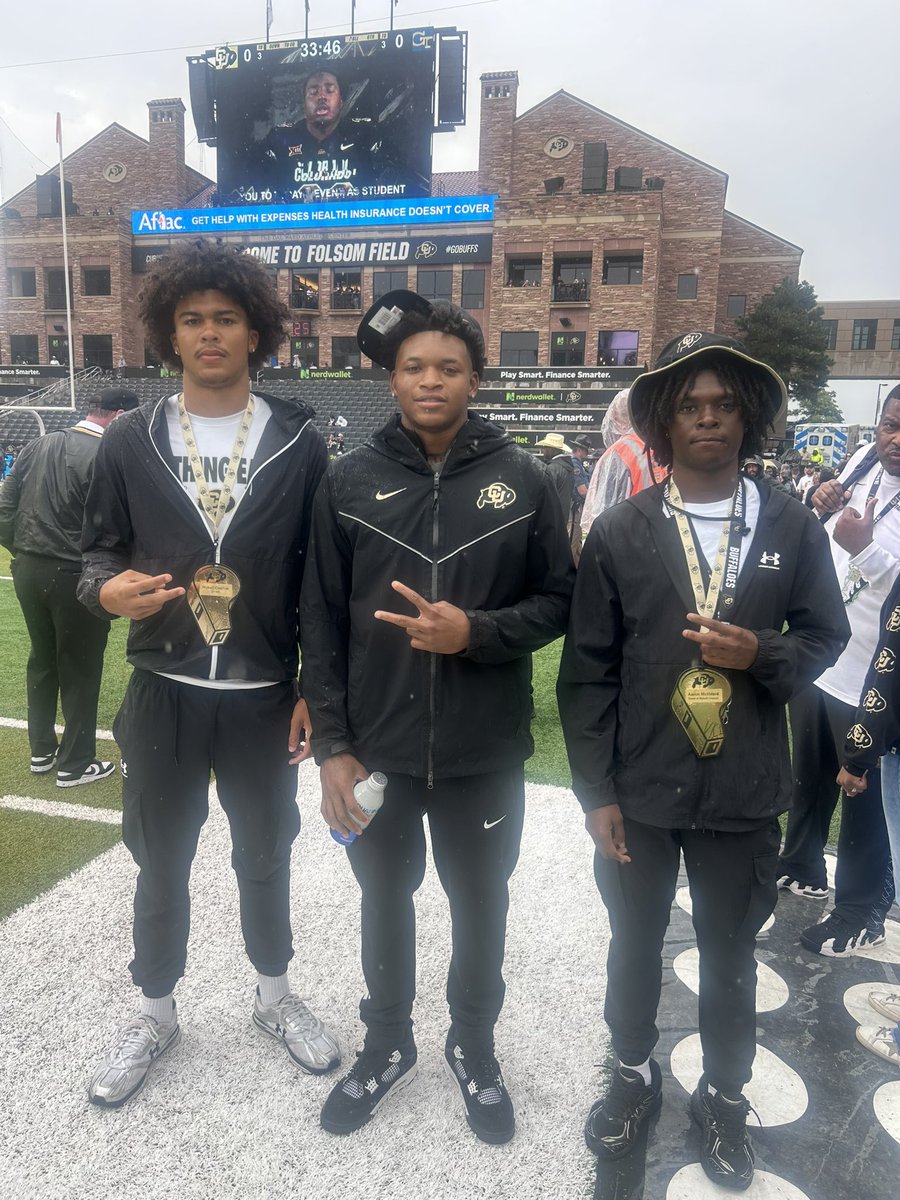 MykellCrayton4's tweet photo. Had a great time @CUBuffsFootball 🦬 Thank you for the warm welcome and all the hospitality appreciate it! @mslayy @CUFBRecruit @CoachBox6 @alexysmakenziee @alexysmakenziee @DeionSanders @Coach_Shadd @MaroonGiantsFB https://t.co/Gfkb9QiHsx