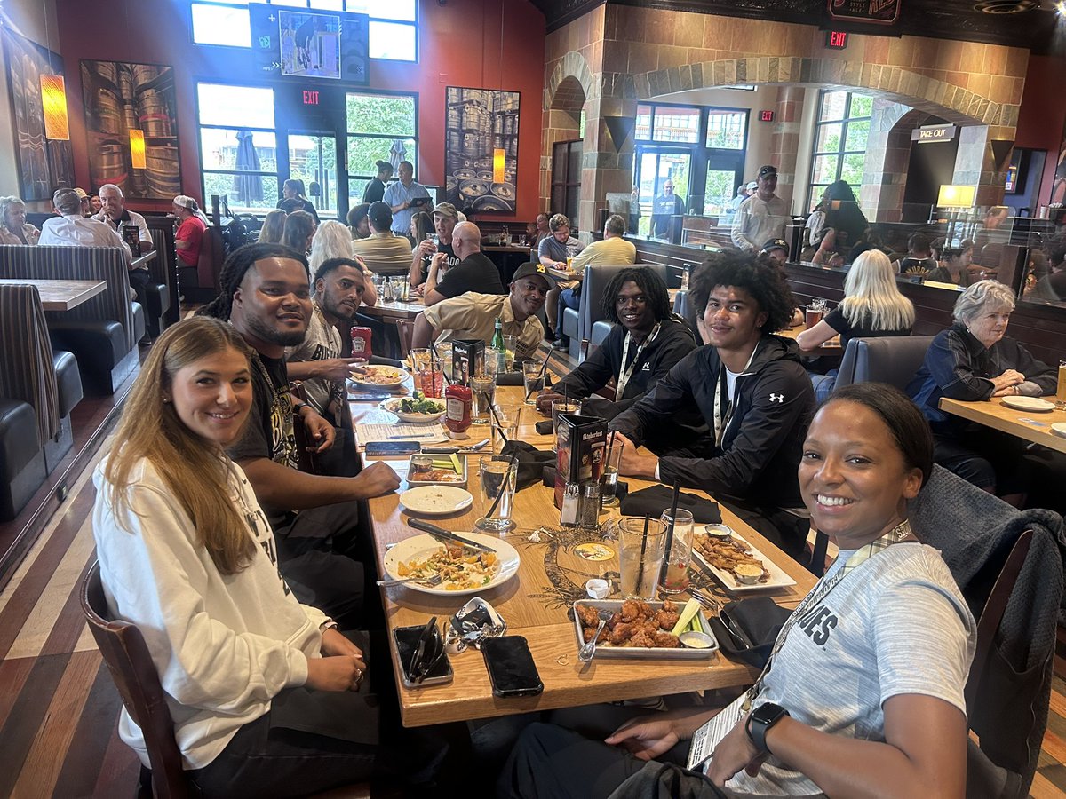 MykellCrayton4's tweet photo. Had a great time @CUBuffsFootball 🦬 Thank you for the warm welcome and all the hospitality appreciate it! @mslayy @CUFBRecruit @CoachBox6 @alexysmakenziee @alexysmakenziee @DeionSanders @Coach_Shadd @MaroonGiantsFB https://t.co/Gfkb9QiHsx