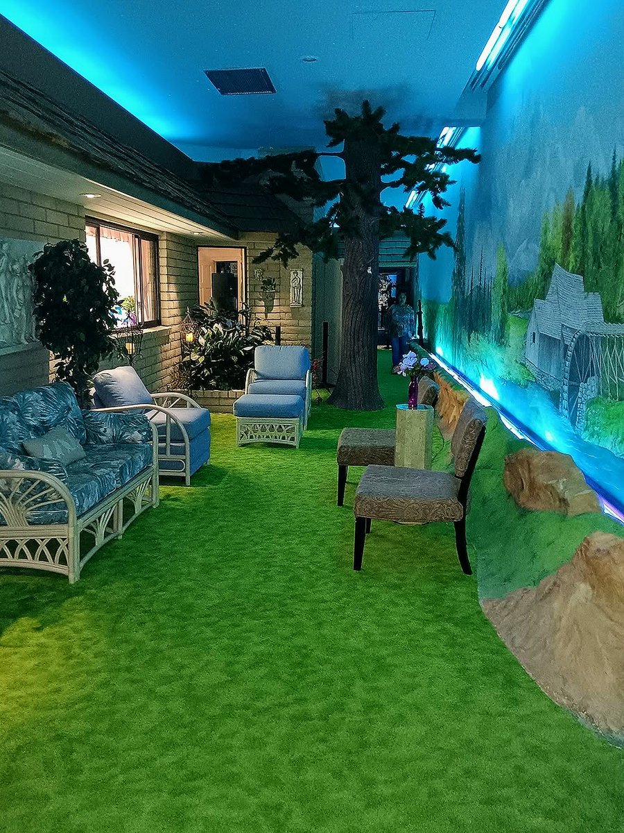 LasVegasLocally's tweet photo. Las Vegas' secret underground nuclear fallout shelter house on Spencer St is officially up for sale again. Listed at just $8.5 million this time. (The asking price was $18 million in 2019.)

📸 Nevada Preservation Foundation https://t.co/XQrWMcvK13