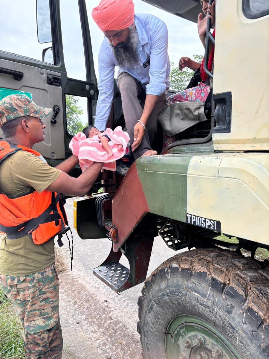 westerncomd_IA's tweet photo. #StrongAndCapable
#DutyBeforeSelf
#InServiceOfTheNation🇮🇳
#FloodReliefOps🌊
Sappers of #KhargaCorps received information of a distressed mother, having undergone C section operation, stuck in an inundated village alongwith her 15 days old baby. Immediately swung into action, #KhargaSappers, rescued them from the first floor of the building with improvised ladder, and evacuated them for 3 km in a Boat, followed by 15 km in an army vehicle to a safer place.
#HarKaamDeshKeNaam
#HeroesInUniform
#KhargaCorps
@adgpi
@prodefencechan1
