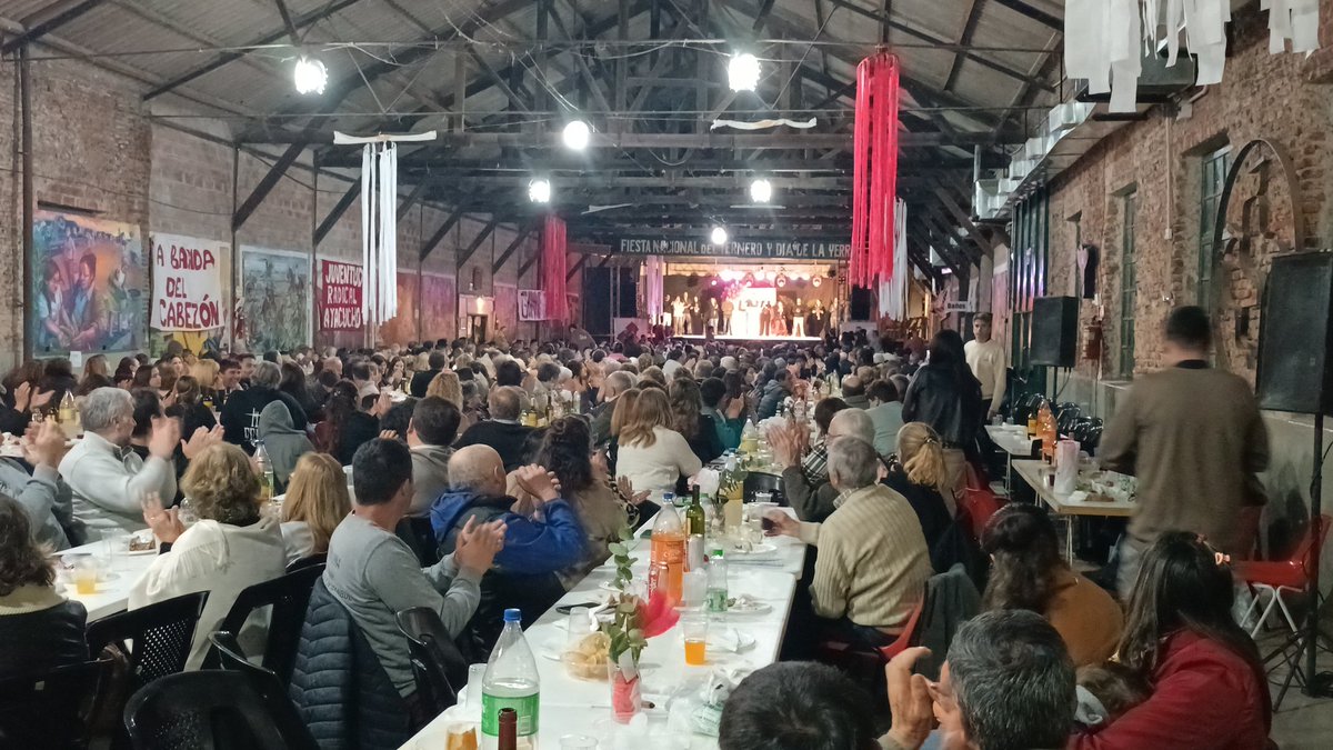 Tremendo galponazo en #Ayacucho
Con <a href="/ema_carlon/">Emanuel Carlon</a> <a href="/GimenaForio/">Gimena Forio</a> <a href="/ecordonnier/">Emilio Cordonnier</a> 
Gobernando para todos como siempre!!!