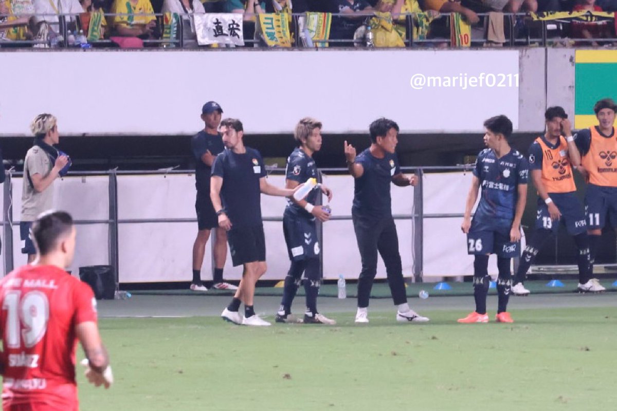 試合後の挨拶に日高選手がいなく心配したけど〜負傷退場となった後、自分で歩いてロッカールームに戻った感じかな。
日高選手と交代した植田選手が川原コーチに呼ばれてた姿を撮影した後ろに！
足を攣ったとか怪我でない事を願います。
きっと大丈夫☆
2025.8.30
#jefunited 
#ジェフ千葉
#日高大