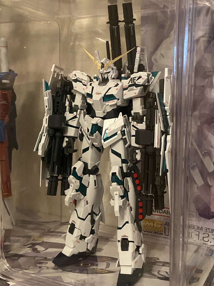 さてさて、本日の羽田空港も混んでますねー❗️ 出張前になんとか、カトキフルアーマーユニコーンを途中まで作成❣️
これは、デカール貼りが一番大変かもしれませんねー😅