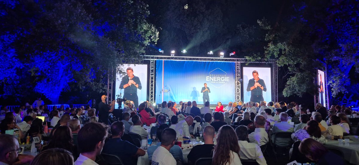 aldocannes's tweet photo. Samedi soir à Cannes, devant 2 500 personnes, @davidlisnard a lancé sa rentrée politique. Porté par @Nouv_Energie, il refuse toute confiance au Premier ministre, interpelle Bayrou et Macron, et appelle à la démission du Président. Il réclame un nouveau cycle électoral. Message clair : l’heure du renouveau a SONNÉ. #NouvelleÉnergie #Lisnard2025 »