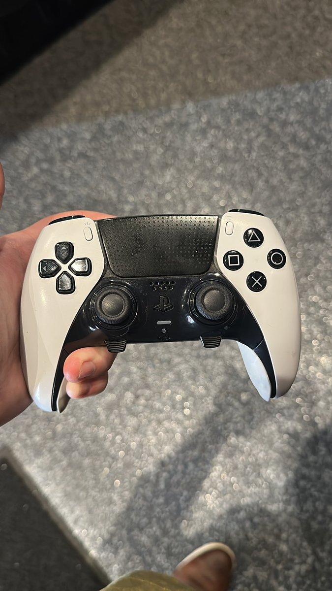 Yo anyone at <a href="/TPCircuit/">The Premier Circuit</a> CHAMPS need a <a href="/zAdamSavage/">Adxm</a> game used controller paddles with digital triggers just installed. Not to mention it’ll be signed by the 6th best hardpoint player in the elite. Let me know BEST OFFER IN 10 MINUTES TAKES IT need that casino bread!!!@Cheetowunga