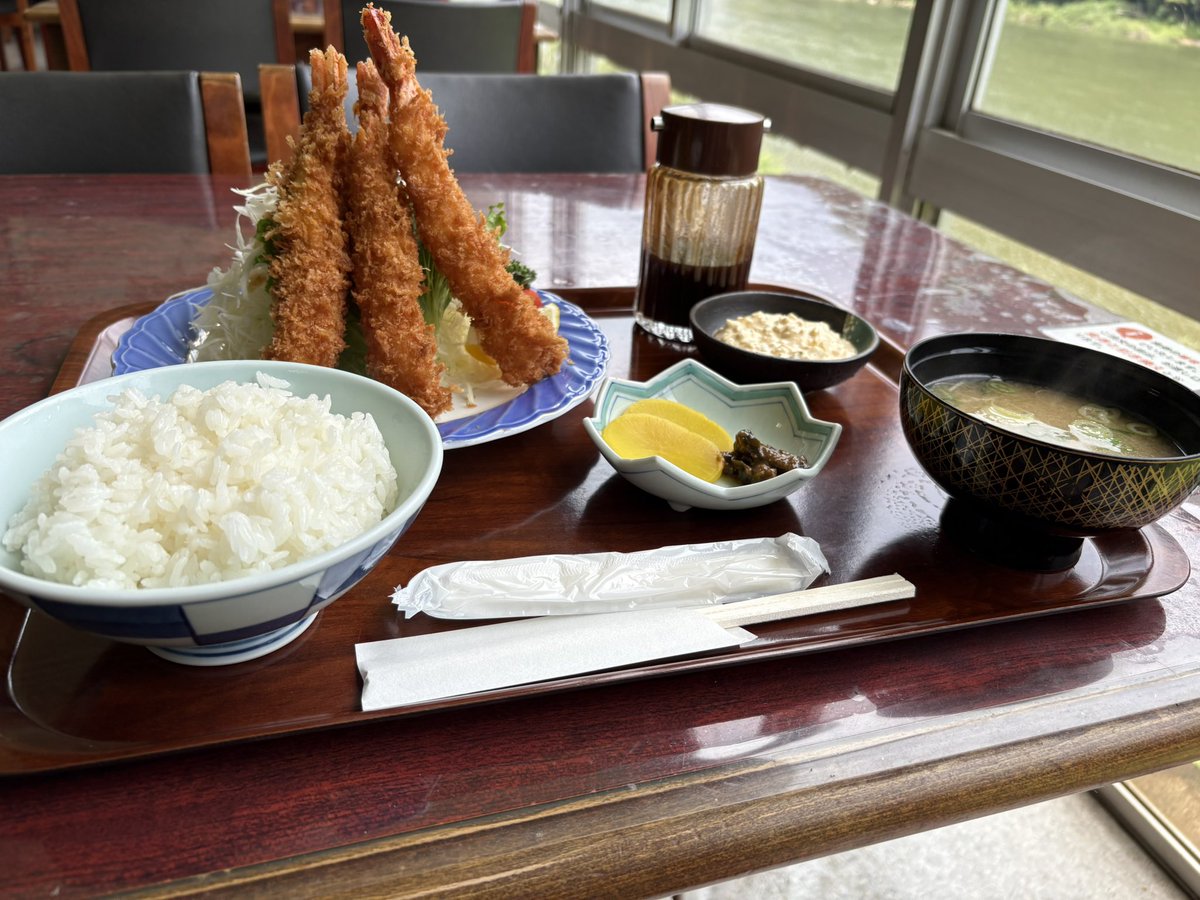 最終日滑り込みで食べてきました！

エビはプリプリで衣はサクサクで味と食感ヨシ！👈
タルタルソースとエビフライのコンビが素晴らしかった👏
山菜の味噌汁もおいしいかったです！