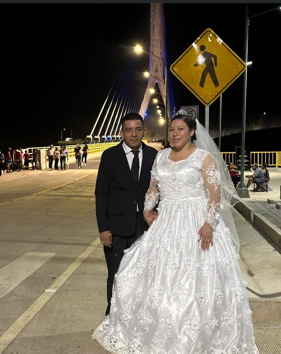 Nacionales | 💒🤵👰Tras la celebración de su boda, una pareja procedente de  La Ceibita visitó el nuevo puente de Carolina, en San Miguel, para tomarse  unas fotografías como recuerdo., image size:952x1200