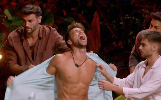 BattleRapBum's tweet image. ITS NOT FAIIIIRRRRRR