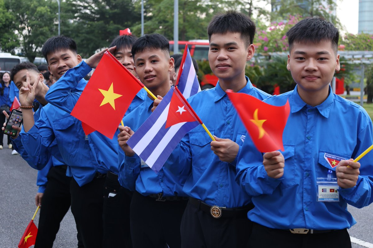 Cálido y hermoso recibimiento en Hanoi 🇻🇳 a nuestro Presidente <a href="/DiazCanelB/">Miguel Díaz-Canel Bermúdez</a>.

Estuvieron presentes autoridades partidistas, gubernamentales y de la Asociación de Amistad entre ambos países.

Emociona como el pueblo, con banderas vietnamitas y cubanas, acudió a darle la bienvenida.