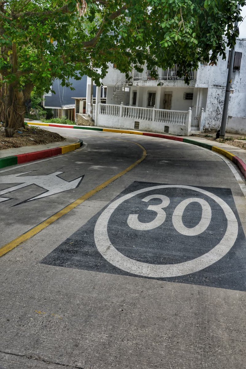 dumek_turbay's tweet photo. Seguimos entregando obras que mejoran la movilidad y la calidad de vida de los cartageneros. 

Se trata de la carrera 59F del barrio #LosCalamares, una nueva vía de acceso digno para cientos de niños y deportistas. 

Lo he llamado la circunvalar de Los Calamares, porque bordea el barrio y lo conecta con El Country, Barlovento, Buenos Aires, La Troncal y Camagüey. 

Son 200 metros lineales de pavimento en concreto rígido que benefician a más de 40 familias y centenares de niños, jóvenes y adultos que usan a diario la tradicional cancha de Los Almendros. Será además una nueva conexión vial entre la avenida El Consulado y la Transversal 54.

Con esta entrega, Los Calamares queda 100 % pavimentado después de más de cuatro décadas de espera. ¿Y la cancha de tierra contigua a la obra? Será una nueva unidad deportiva con césped sintético y graderías, para las escuelas que allí entrenan. 

Así es que #CartagenaSeTransforma ¡AVANZAMOS!