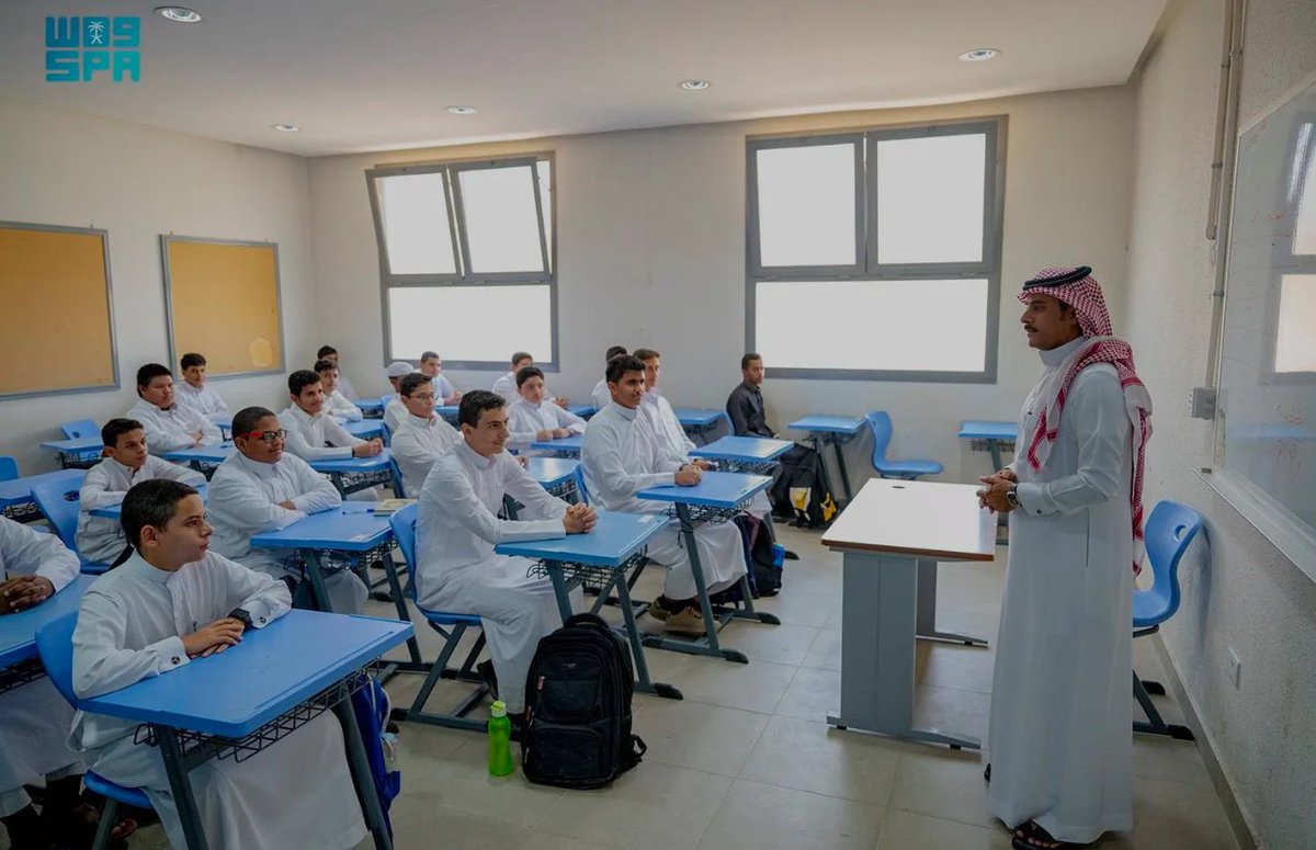 اليوم ومع أول يوم في الدراسة تتنزل الملائكة لتبسط أجنحتها على أبنائنا  ومعلميهم وهم يسلكون طريقهم إلى مرابع العلم ومراتع المعرفة رضا بما صنعوا 
مع صبيحة هذا اليوم تبدأ  الدواب كل الدواب على وجه الأرض حتى الحيتان في أعماق البحار والنمل في الاستغفار لمن سلك طريقا يلتمس فيه علما .