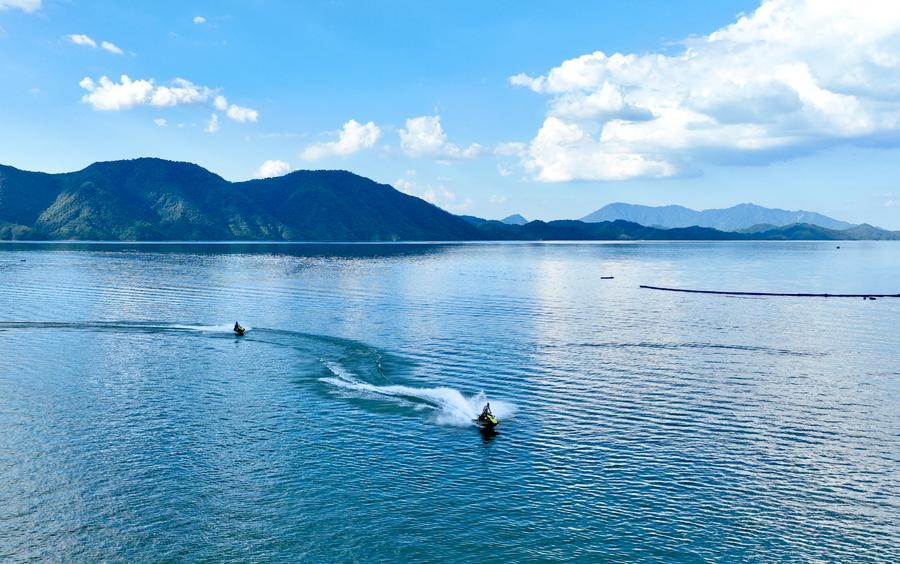 XHNews's tweet image. Get ready for a chill adventure! This summer, Anhui's stunning mountains and rivers are making waves with a "cool economy", attracting tons of visitors. #travel #summervacation xhtxs.cn/6nv