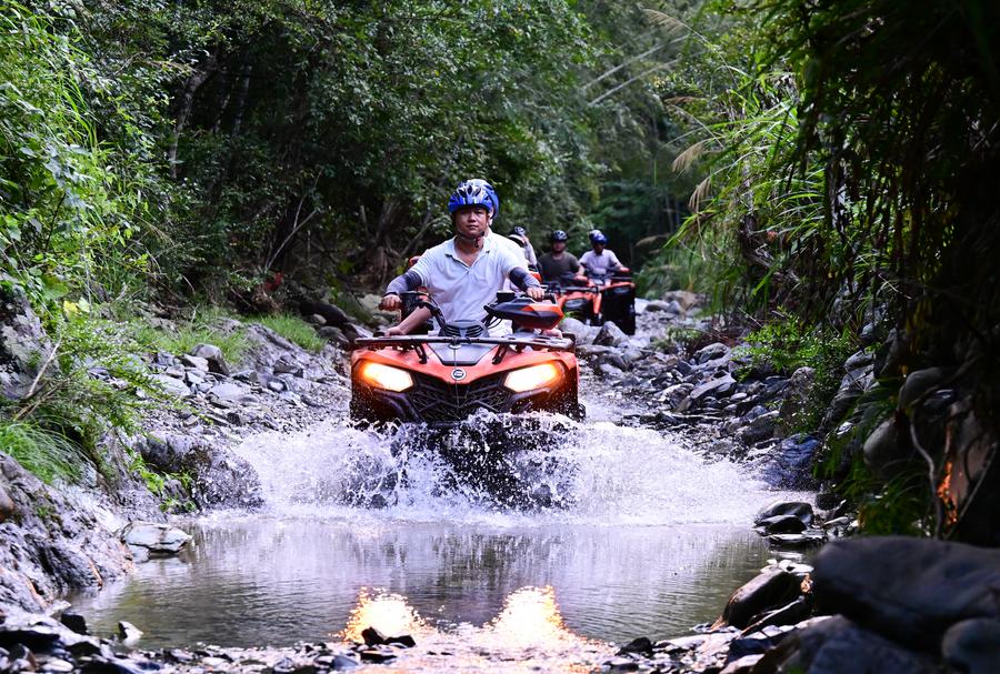 XHNews's tweet image. Get ready for a chill adventure! This summer, Anhui's stunning mountains and rivers are making waves with a "cool economy", attracting tons of visitors. #travel #summervacation xhtxs.cn/6nv