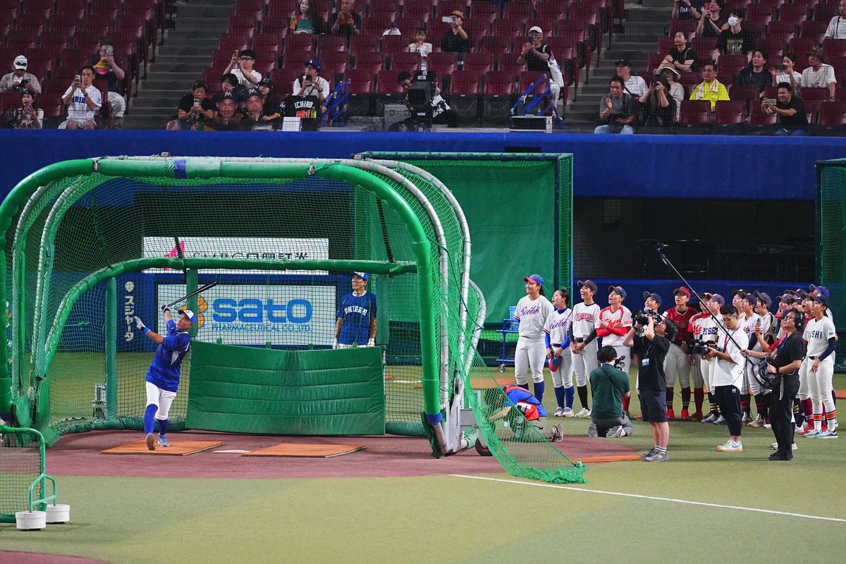 【51歳とは思えない⁉️】

「イチロー選抜 KOBE CHIBEN」vs「高校野球女子選抜」

 #イチロー 氏がフリー打撃に登場😀
33スイングで8本の柵越えを披露✨

#松井秀喜  氏 #松坂大輔 氏 #松井稼頭央 氏が熱視線👀

ファンも大歓声をあげました👏

Photo by Yuji Arakawa