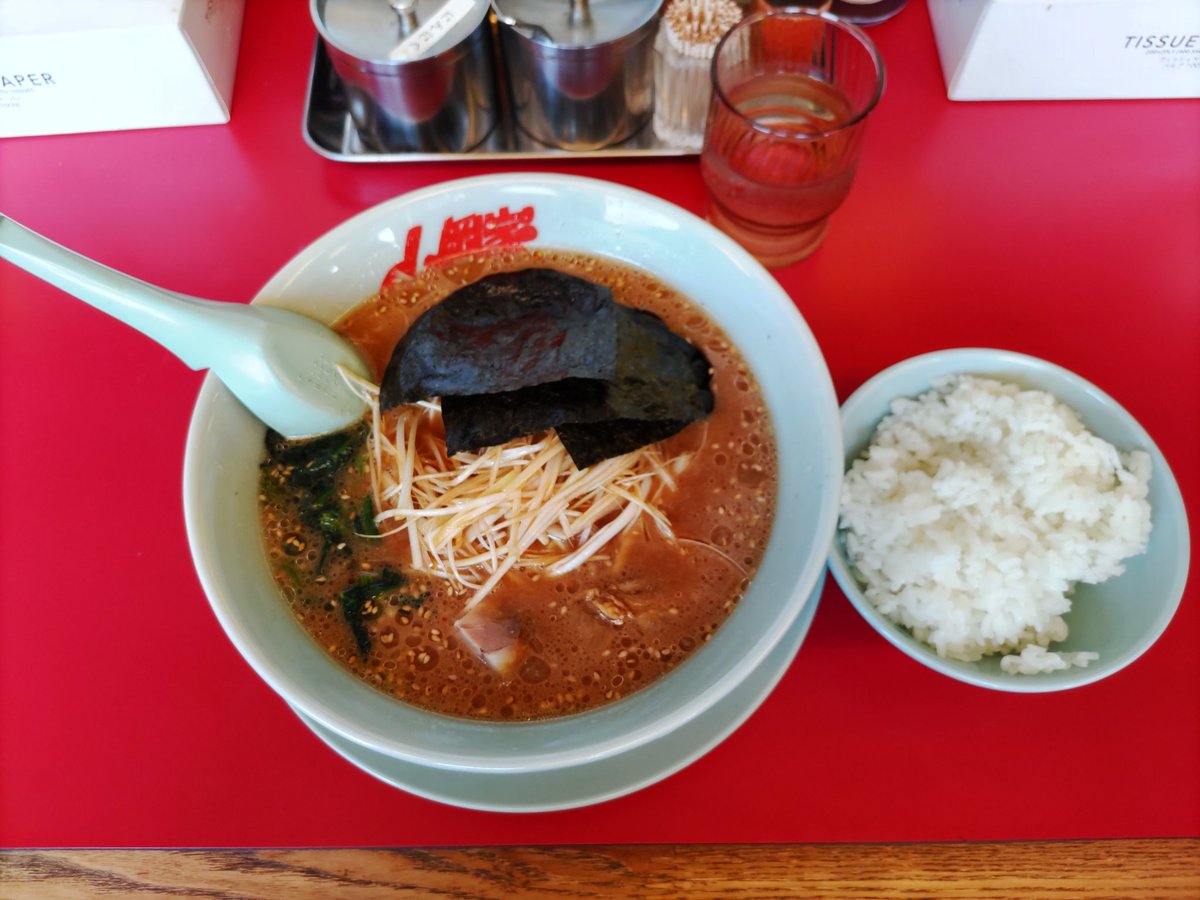 KohByakuya's tweet photo. 猛暑の日こそ山岡家🥵
味噌ネギラーメン半ライス
１０００円 https://t.co/NlwDAhrYhW