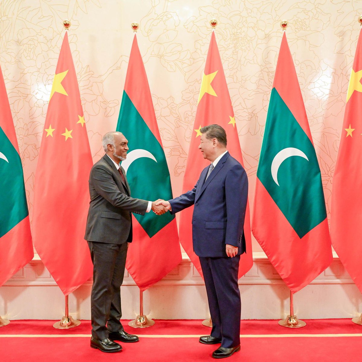 His Excellency President Dr <a href="/MMuizzu/">Dr Mohamed Muizzu</a> meets His Excellency President Xi Jinping, President of the People’s Republic of China, during his official visit to China.

#MaldivesChina 🇲🇻 🇨🇳