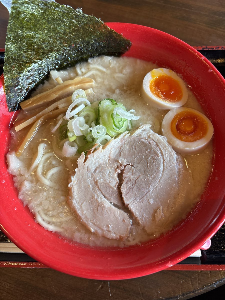 寒河江市【豚骨らーめん一本道】背脂豚骨らーめん　TP味玉。
今月3回目の一本道。美味すぎる‼︎
病みつきになるクリーミースープに、見た目とは裏腹に、こってりしすぎず、丁度いい背脂が最高😂ところどころに入ってる大きめの背脂を口に入れたときなんてもう…🤤
ご馳走様でした‼︎