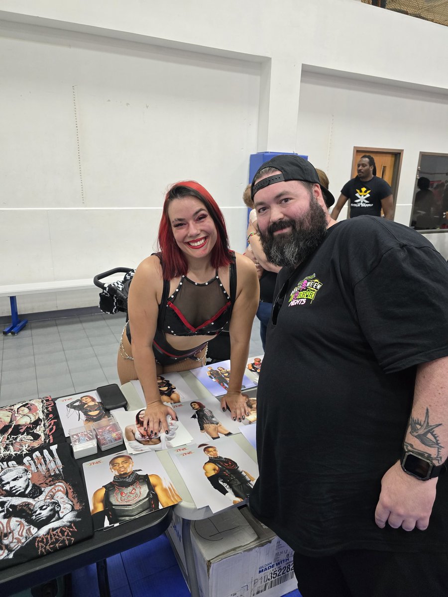 JRod0821's tweet photo. It was great meeting @Kelly_WP tonight at @FSPWrestling #WrestleRevivalXII! Thanks for the pics and for being such a sweetheart!! Hopefully we'll see you back soon! And hopefully the lights will be on for your match this time 😅 https://t.co/1stu8A5RvA
