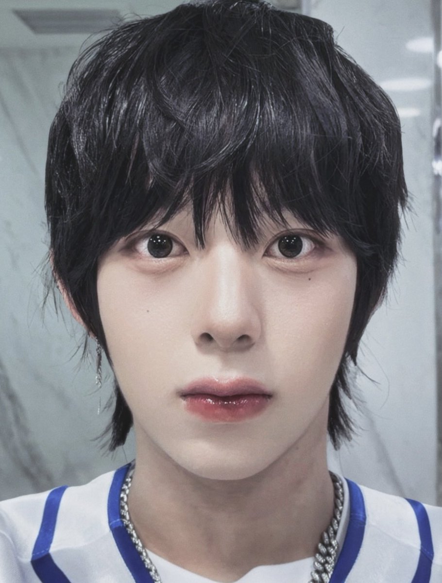 AHOF_official's tweet image. 필리핀에 온 토끼왕자..🫢🐰

#AHOF #아홉 
#CHIHEN #즈언