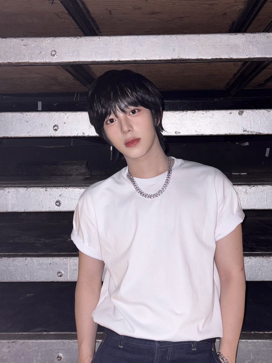 AHOF_official's tweet image. 필리핀에 온 토끼왕자..🫢🐰

#AHOF #아홉 
#CHIHEN #즈언