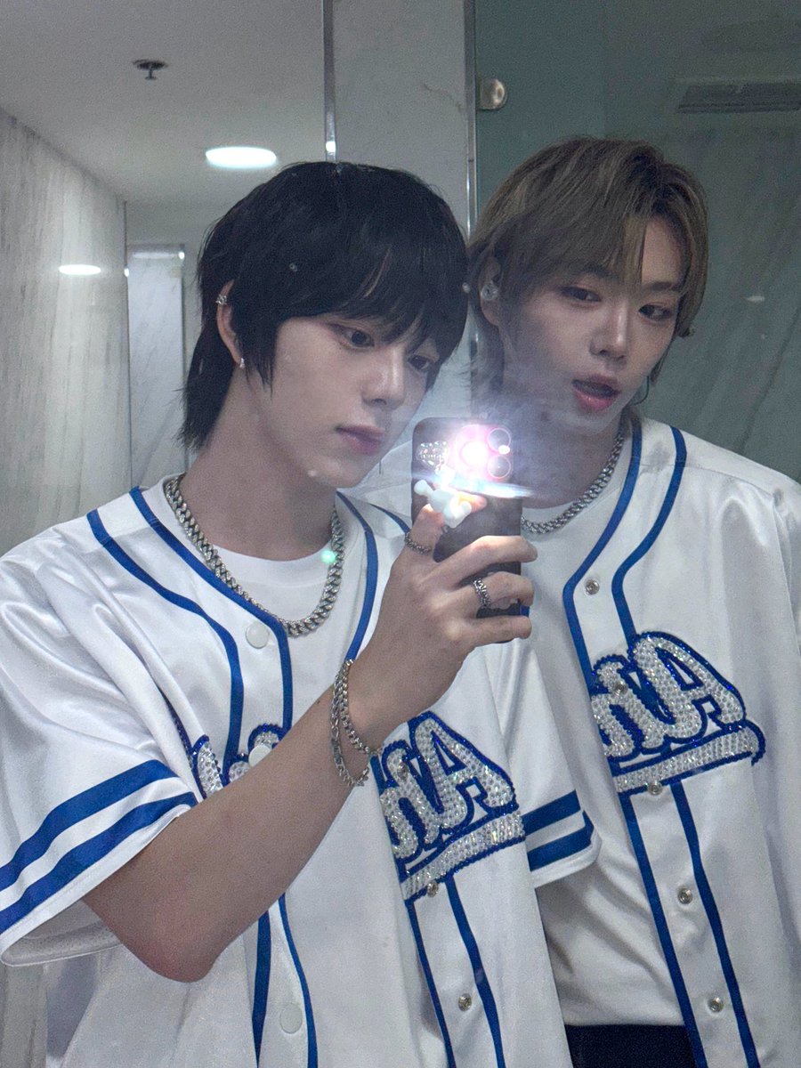 AHOF_official's tweet image. 필리핀에 온 토끼왕자..🫢🐰

#AHOF #아홉 
#CHIHEN #즈언