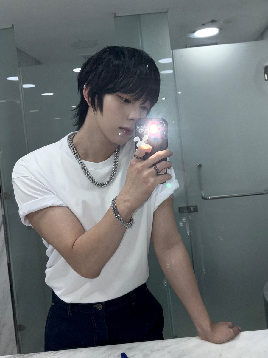 AHOF_official's tweet image. 필리핀에 온 토끼왕자..🫢🐰

#AHOF #아홉 
#CHIHEN #즈언