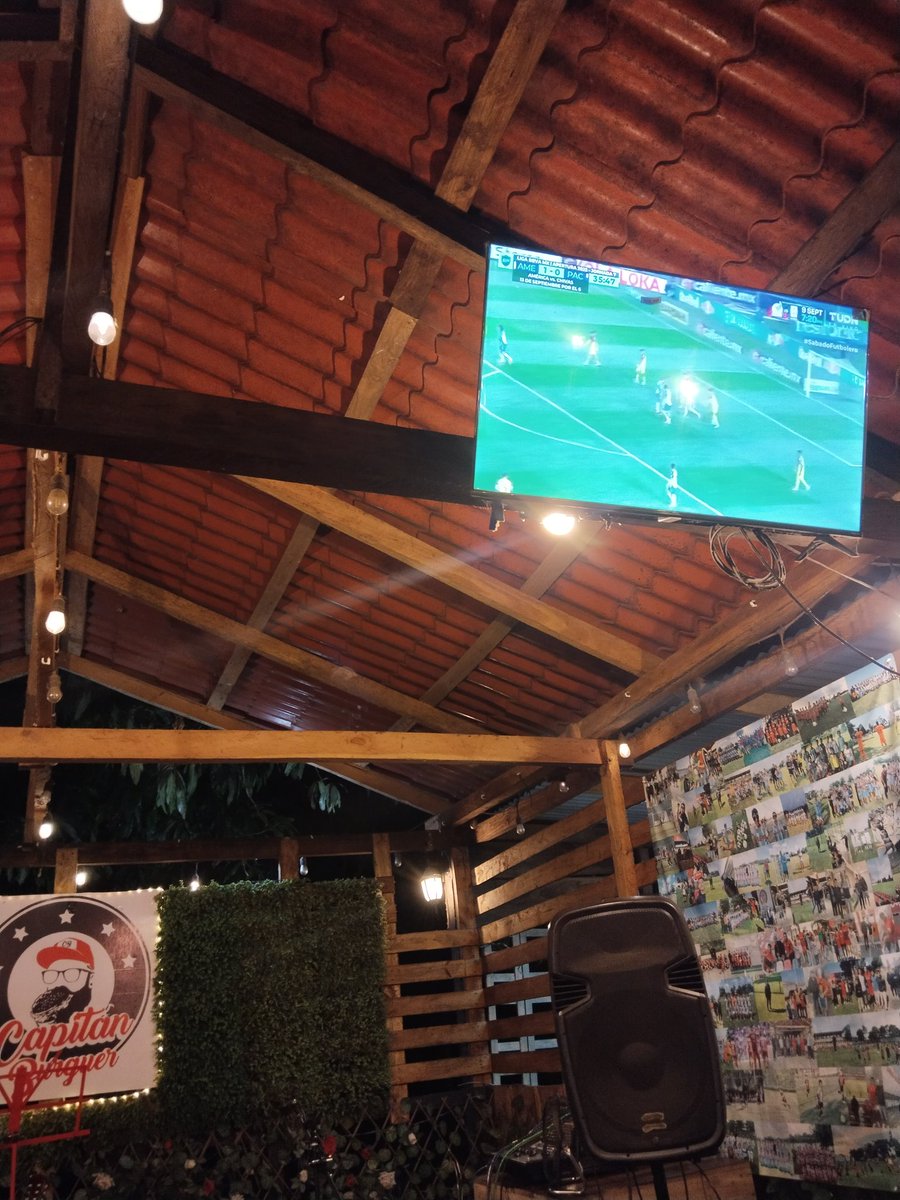 Viendo al poderoso <a href="/ClubAmerica/">Club América</a>  y disfrutando una hamburguesa 🍔 

#SabadoFutbolero