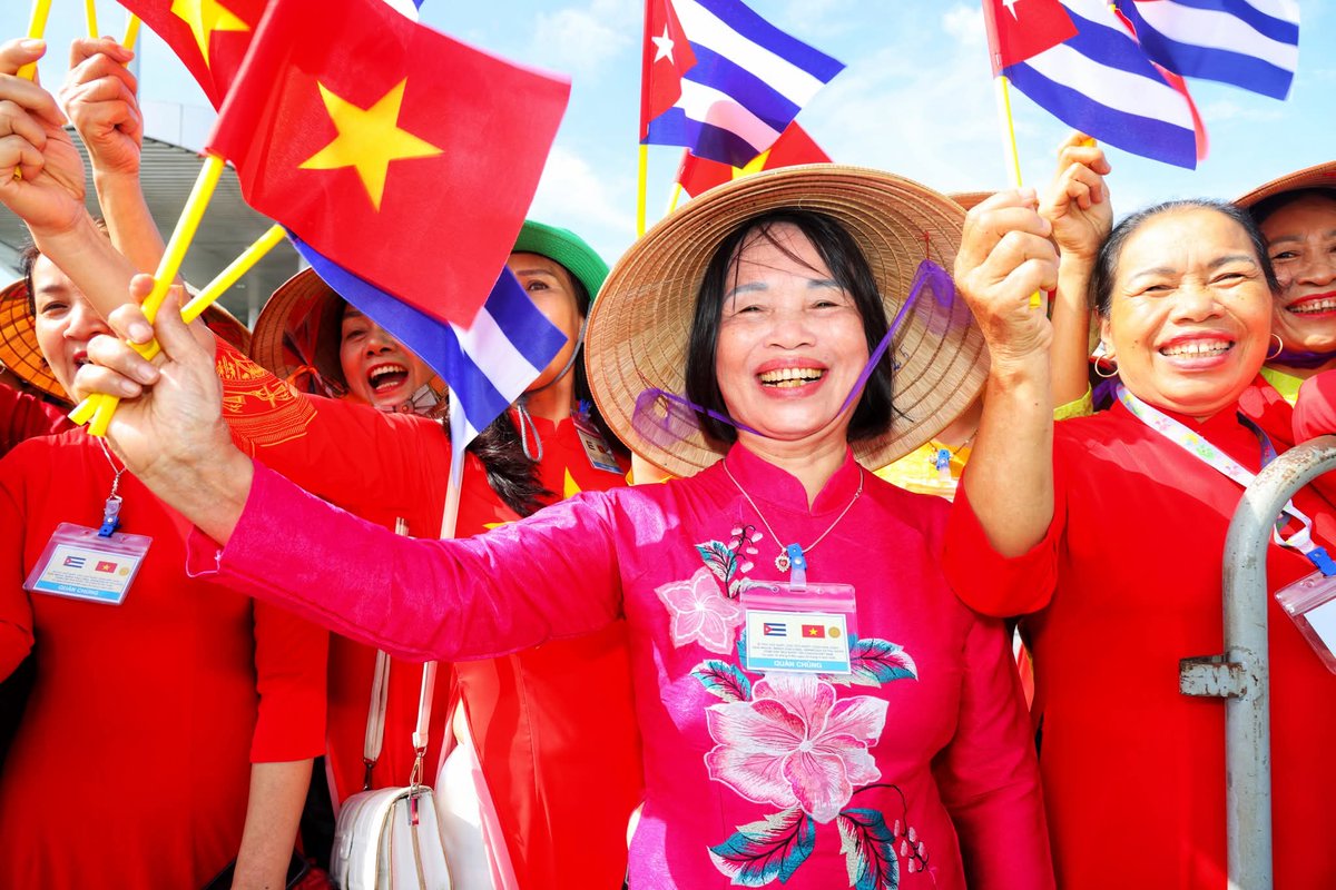 Presidente <a href="/DiazCanelB/">Miguel Díaz-Canel Bermúdez</a> llegó a Hanói para participar en el acto conmemorativo por el 80 aniversario de la Revolución de Agosto y del Día Nacional de #Vietnam.

Fue recibido por el miembro del Buró Político del Partido Comunista de Vietnam Nguyen Xuan Thang.
 🇻🇳