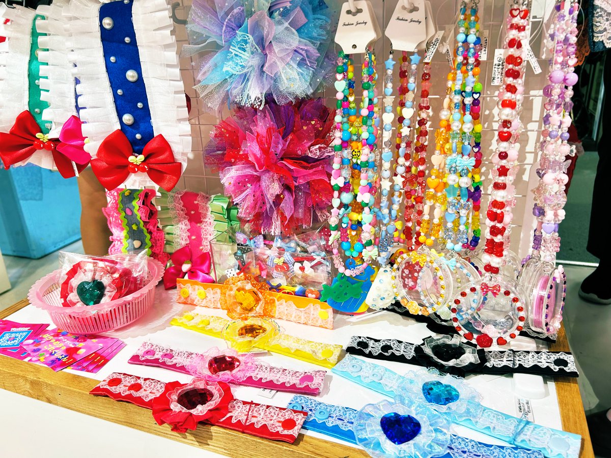 フランソワ✩カンパニー❁⃘*.゚5/17 5/18 原宿くらんくまーけっと (@fransowacompany) on Twitter photo ラフォーレ原宿🦄地下1.5
(1番下の階)
ミナキュート様にて <a href="/minacute_japan/">minacute【ミナキュート】公式</a>
はちゃめちゃこれくしょん 様
<a href="/Circus_hmc/">はちゃめちゃこれくしょん!minacute様9月末まで</a>
とフランソワ☆カンパニー、
上下で仲良くカラフル祭りしてます❣️
ぜひどちらもお手に取ってご覧ください😊
#ミナキュート
#はちゃこれ
#フランソワカンパニー ラフォーレ原宿🦄地下1.5
(1番下の階)
ミナキュート様にて <a href="/minacute_japan/">minacute【ミナキュート】公式</a>
はちゃめちゃこれくしょん 様
<a href="/Circus_hmc/">はちゃめちゃこれくしょん!minacute様9月末まで</a>
とフランソワ☆カンパニー、
上下で仲良くカラフル祭りしてます❣️
ぜひどちらもお手に取ってご覧ください😊
#ミナキュート
#はちゃこれ
#フランソワカンパニー