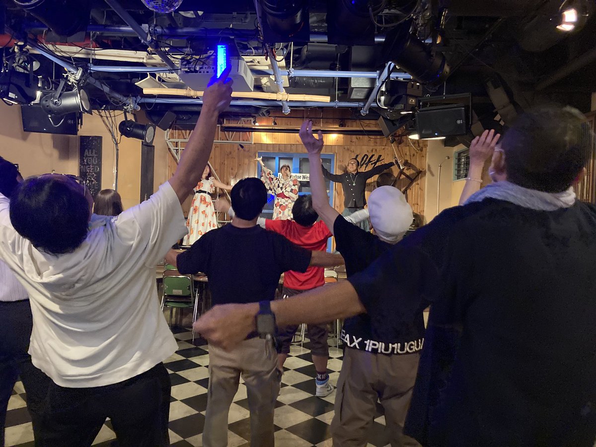 curryO2's tweet photo. 珍しい3人のコラボだけど、なんで大阪まで来てラジオ体操してんのよ、しかも第一www https://t.co/tKn5MJuDwu