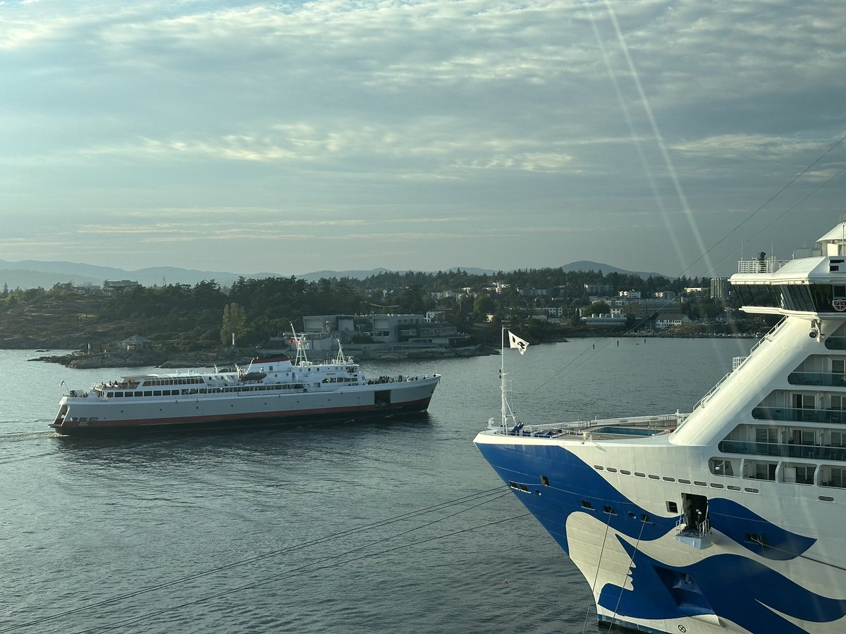 dbwillows's tweet image. Busy evening at Ogden Point, @gvicharbour with 4 cruise ships visiting throughout the day.