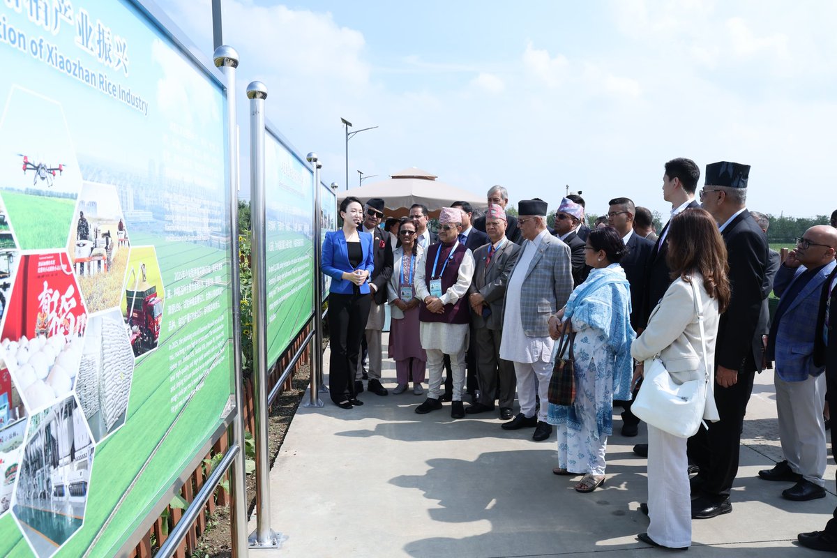 kpsharmaoli's tweet image. चीनको थियानजिनस्थित जिनान जिल्लाको सिआओझान धान उत्पादन विशेष क्षेत्र आज अवलोकन गरें। विकासले लय समातेपछि हरेक क्षेत्रमा प्रभावकारी परिणाम देखिने रहेछ। 
यो क्षणले मलाई हामीले सुरु गरेको प्रधानमन्त्री कृषि आधुनिकीकरण कार्यक्रम सम्झाइरहेको छ।