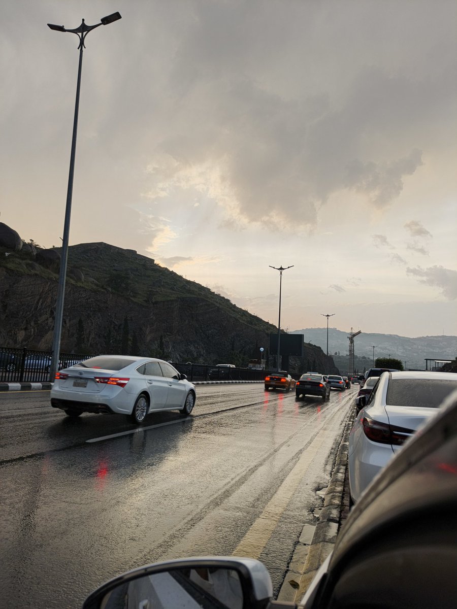 اللهم  بك أصبحنا وعليك توكلنا...
 صباح الخير...
#صباح_الأشياء_المُشرقة