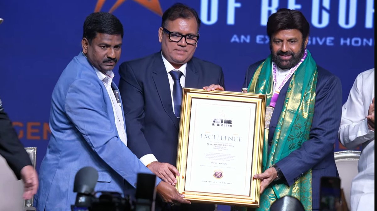Gowtham68844053's tweet photo. Balayya the Greatest of All time🦁🥵.
ఊపిరి పోసుకున్నప్పుడు తెలిసి ఉండకపోవచ్చు నేను నీ అభిమాని అవుతా అని !
కానీ ఈ గొంతులో ఊపిరి ఆగేది మాత్రం నీ అభిమానిగానే...!లవ్ యూ బాలయ్య 😍😍.
జిందాబాద్ నటసింహం బాలయ్య బాబు🔥.
తెలుగు చలన చిత్రసీమ రారాజు 🔥🔥🔥
#51YearsOfLegendNBKinTFI https://t.co/QJNFkmJLnE