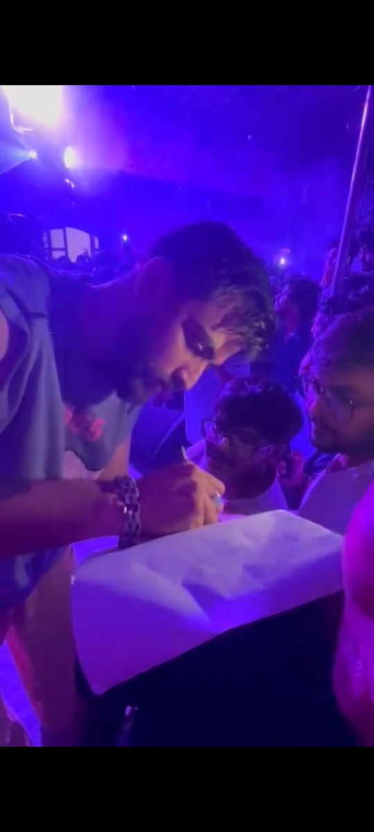 Siyaahi signed it too😭🐐