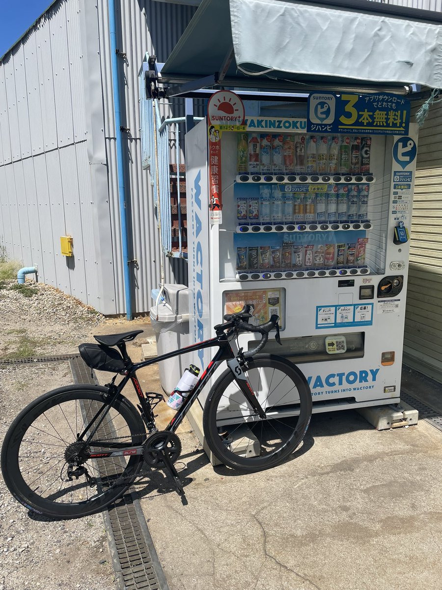 今日はSARD UNDERGROUNDのライブがあるけど、わたしは絵下山にヒルクライム🚴‍♂️
まじ暑くてきつくて途中2回も休憩してしまった😆
頂上の景色は本当最高に良い⤴️
うちの会社の自販機は熱中症対策でスポドリ50円なのでここで補給🎵
#絵下山ヒルクライム　#絵下山　#ヒルクライム　　#スコットアディクト