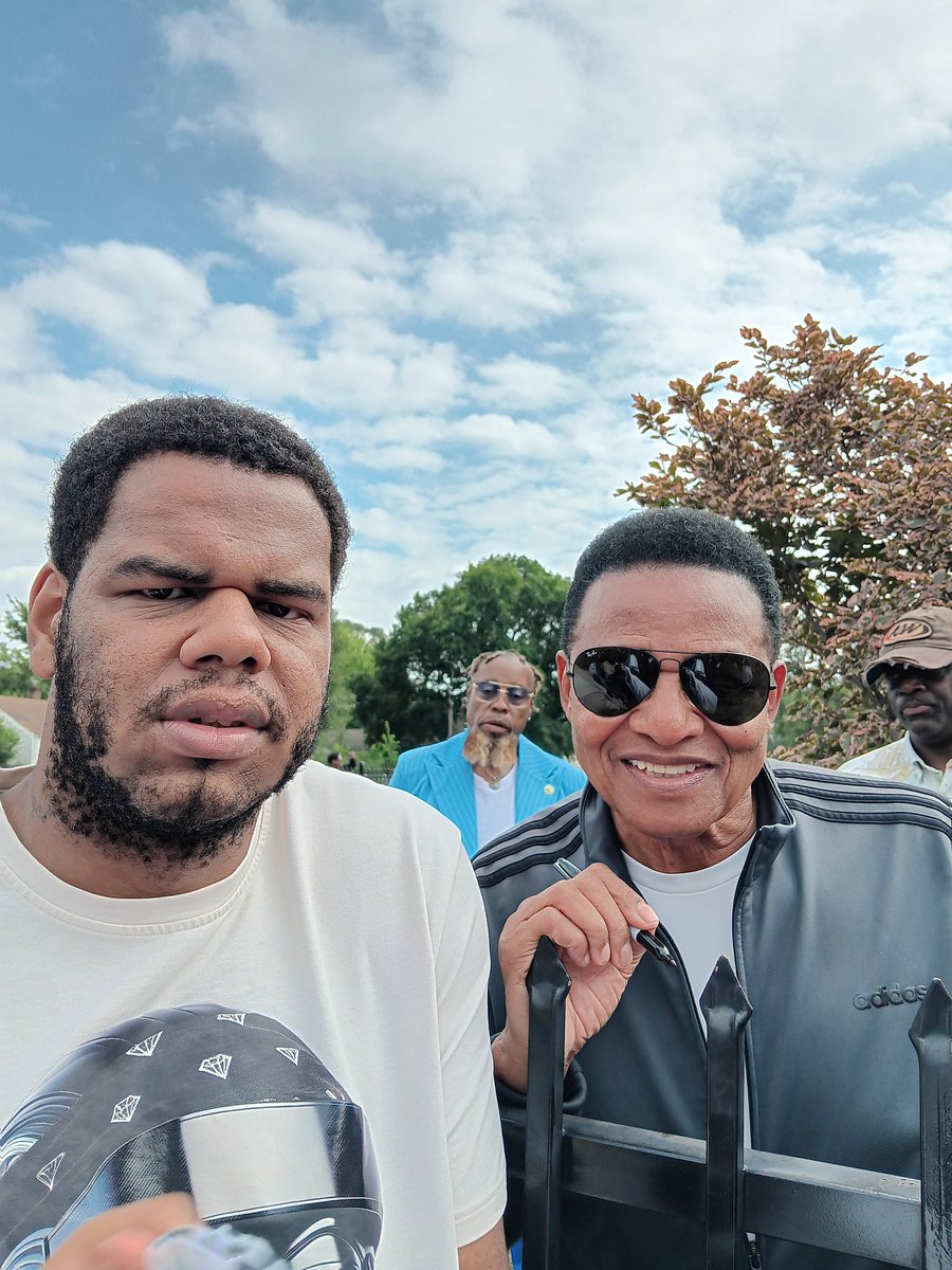 Michael42016193's tweet photo. Finally got a chance to meet the legends!!!
#jacksons #2300JacksonStreet #JackieJackson #marlonjackson #garyindiana #2300jacksonstreetblockparty #GoinbacktoIndiana https://t.co/WLvdWsozF2