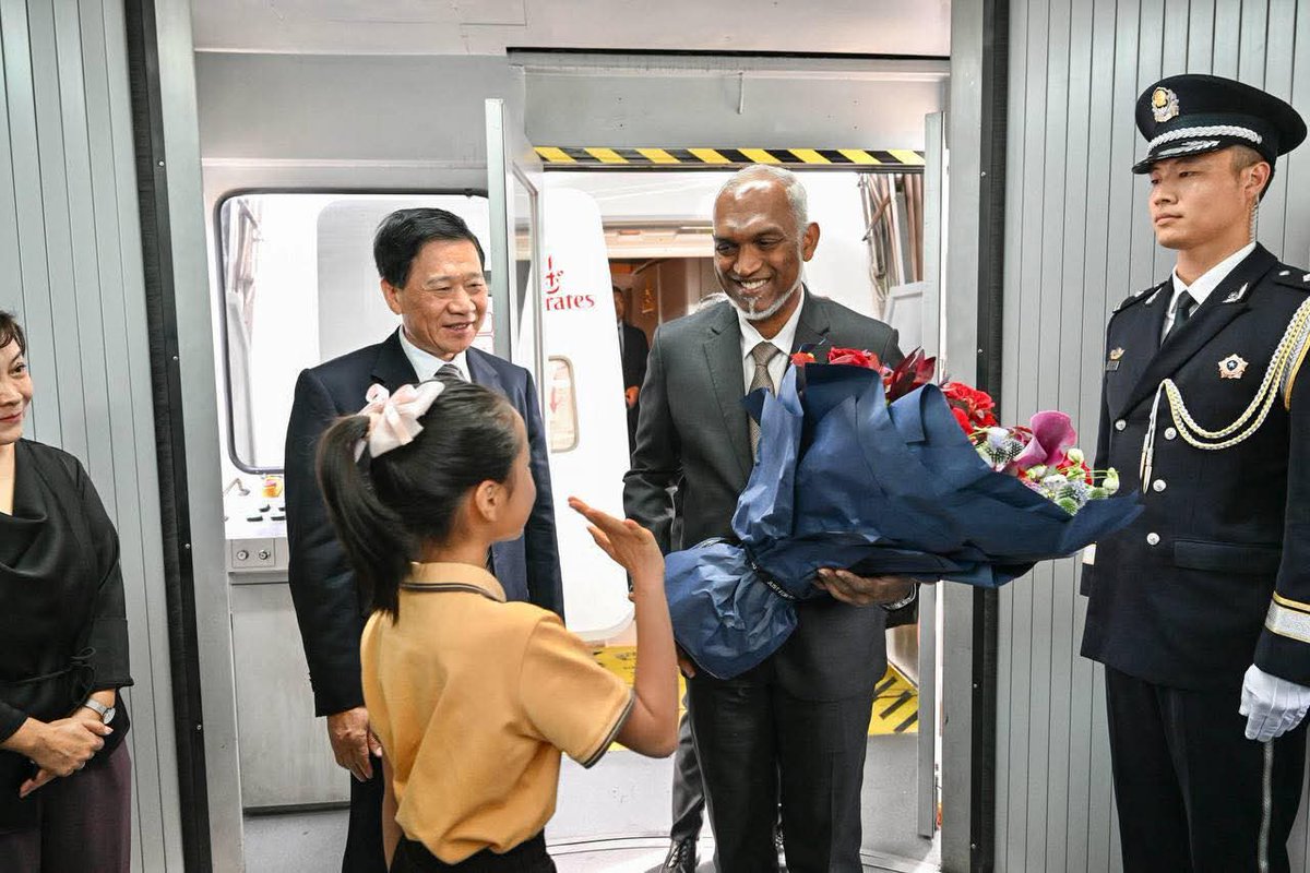 ސީނުކަރައިން ރައީސް <a href="/MMuizzu/">Dr Mohamed Muizzu</a> އަށް ހޫނު މަރުޙަބާއެއް!
#DhiveheengeRaajje