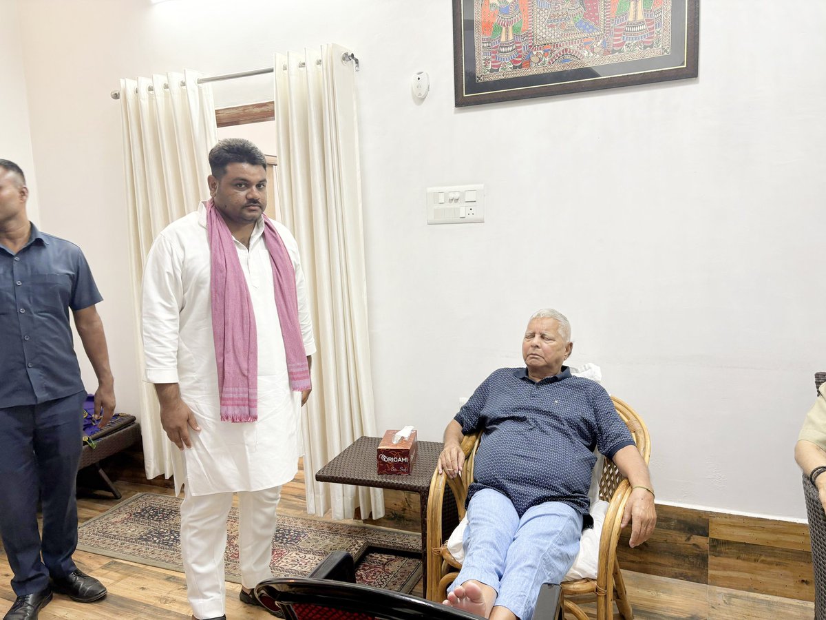 सामाजिक न्याय के महान योद्धा , गरीबों , वंचितों, शोषितो के मसीहा बिहार के पूर्व मुख्यमंत्री आदरणीय लालू यादव जी का आशीर्वाद मिलना सौभाग्य की बात है.....
<a href="/yadavtejashwi/">Tejashwi Yadav</a> 
<a href="/laluprasadrjd/">Lalu Prasad Yadav</a>