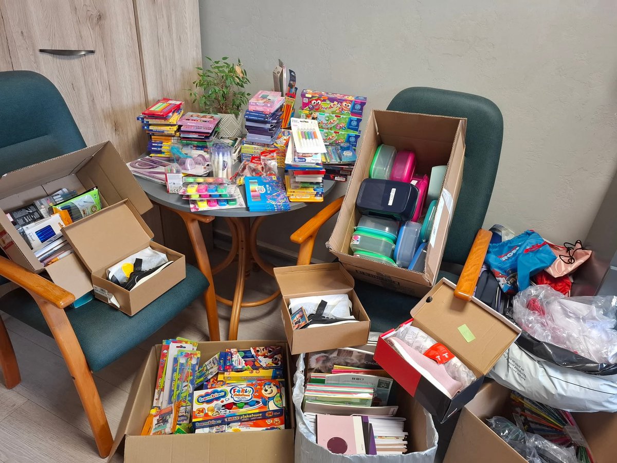 🎒 Już jutro startuje kolejny rok szkolny 🙂 🧑‍🎓 
Dzieci z Domu dla Samotnej Matki - Mamy Dom, który prowadzi nasza Fundacja już nie mogą się doczekać pierwszych lekcji i spotkań z innymi uczniami 😀 
Dzięki wspaniałym Darczyńcom nie muszą martwić się o wyposażenie swoich