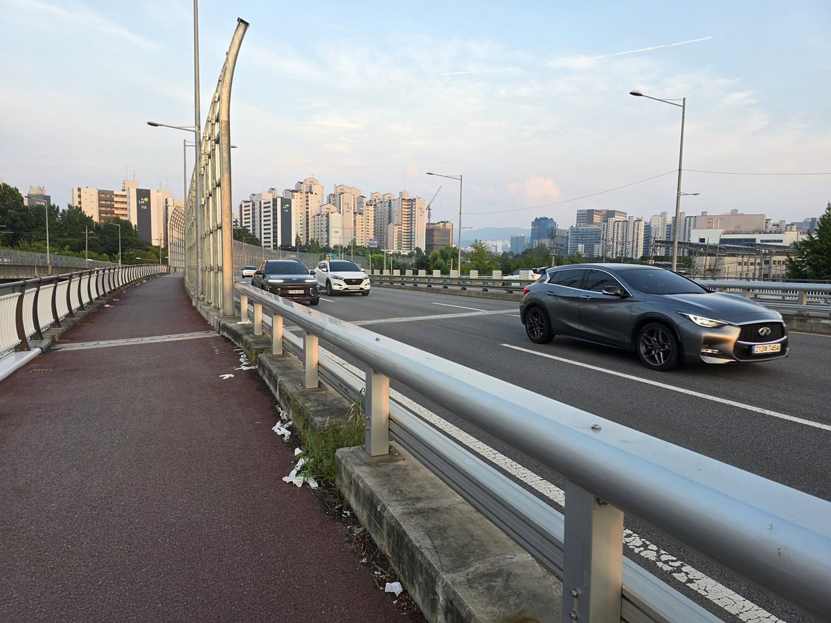 택시타다가 도로에 버려짐 갇혔다