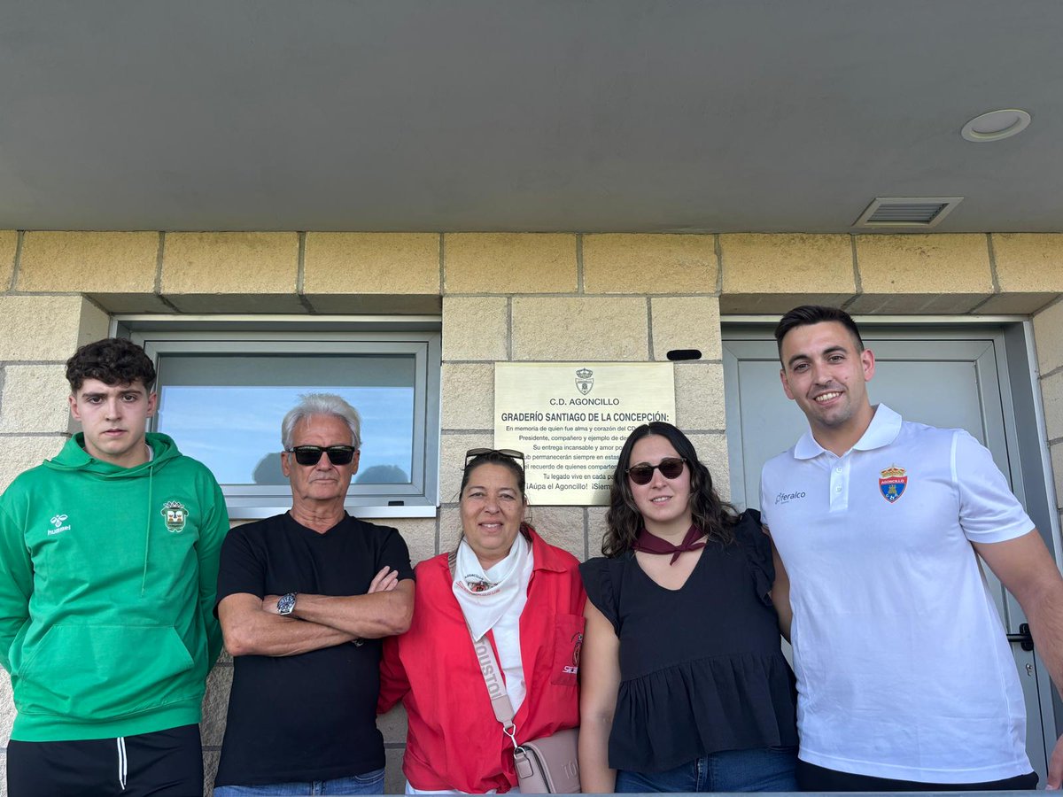 CD_Agoncillo's tweet photo. || Memorial Santiago de la Concepción 

📷Os dejamos algunas imágenes del memorial que se realizó ayer en San Roque

🎤Tras unas palabras de nuestro presidente, se procedió a destapar la placa por parte de los hijos de Santi.

Amigos y familiares no se perdieron el momento. https://t.co/kIXZrFsRTJ
