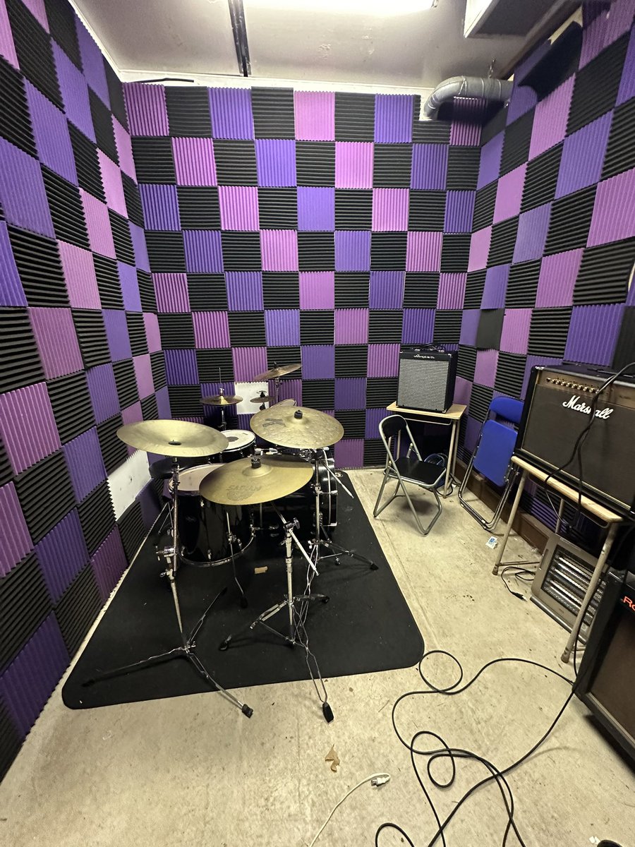 charaguitar666's tweet photo. この間の同窓会の流れで母校の軽音部合宿 初1日OBギター&amp;バンド講師をやってきました！
みんなアンサンブルを大事にしようとしてて素晴らしかった。楽しんで続けてほしい！
こういうの初の参加だったけど前からどんな様子なのか見てみたかったしなんか校舎も部室も歩き回ってノスタルジックになった… https://t.co/e7Bua2RlDN